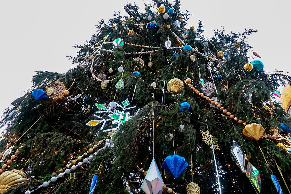 Украшение главной новогодней ели России на Соборной площади Московского Кремля