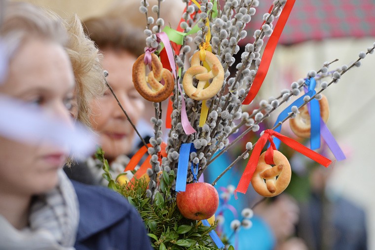 Празднование Вербного воскресенья в австрийском городе Лофер, в федеральной земле Зальцбург. Местные жители несут традиционно украшенные веточки.