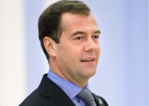 Медведев разрешил РФС использовать герб России