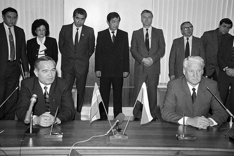 Каримов был избран президентом республики 24 марта 1990 года на&nbsp;сессии Верховного совета Узбекской&nbsp;ССР. Во время референдума о&nbsp;сохранении СССР в&nbsp;марте 1991 года призывал узбекский народ голосовать за&nbsp;то, чтобы&nbsp;остаться в&nbsp;составе Союза. Несмотря на&nbsp;то, что&nbsp;93,7% населения поддержали инициативу, 31 августа 1991 года Каримов первым из&nbsp;лидеров республик Средней Азии объявил о&nbsp;независимости Узбекистана. Референдум по&nbsp;этому вопросу состоялся 29 декабря 1991 году, спустя&nbsp;месяц после&nbsp;того, как&nbsp;VIII сессия Верховного совета Республики Узбекистан приняла закон о&nbsp;выборах президента, победу на&nbsp;которых одержал Каримов. 8 декабря 1992 года была принята Конституция, установившая президентскую республику. В марте 1995 года полномочия Каримова были продлены до&nbsp;2000 года.

На фото: встреча Бориса Ельцина с&nbsp;Исламом Каримовым, 1991 год
&nbsp;
