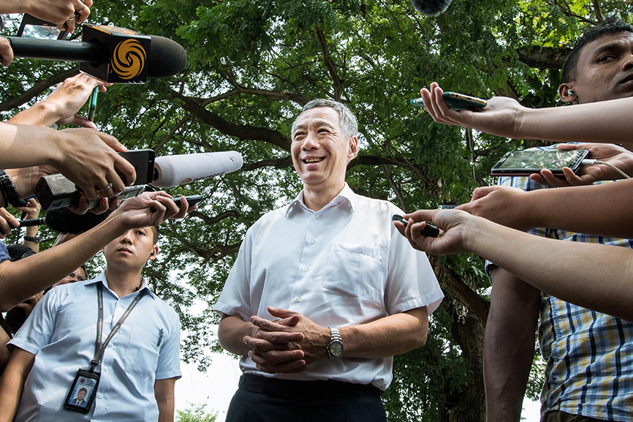 Ли Сянь Лун&nbsp;&mdash;&nbsp;старший сын Ли Куан&nbsp;Ю, бывшего премьера Сингапура, ответственного за&nbsp;стремительный рост экономики страны и&nbsp;повышение показателя ВВП на&nbsp;душу населения. Сянь Лун продолжает политику отца
