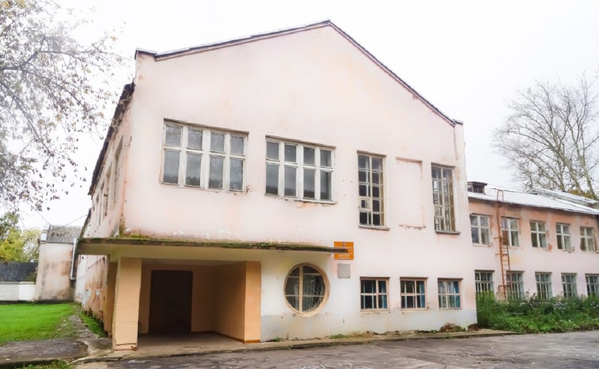 старое здание школы №10 в поселке Гидроторф