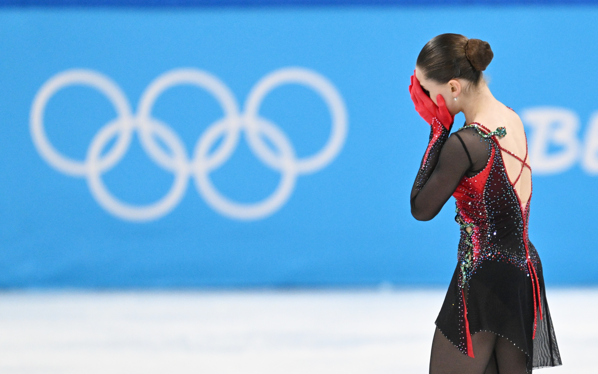 Камила Валиева после выступления в произвольной программе на Олимпиаде в Пекине