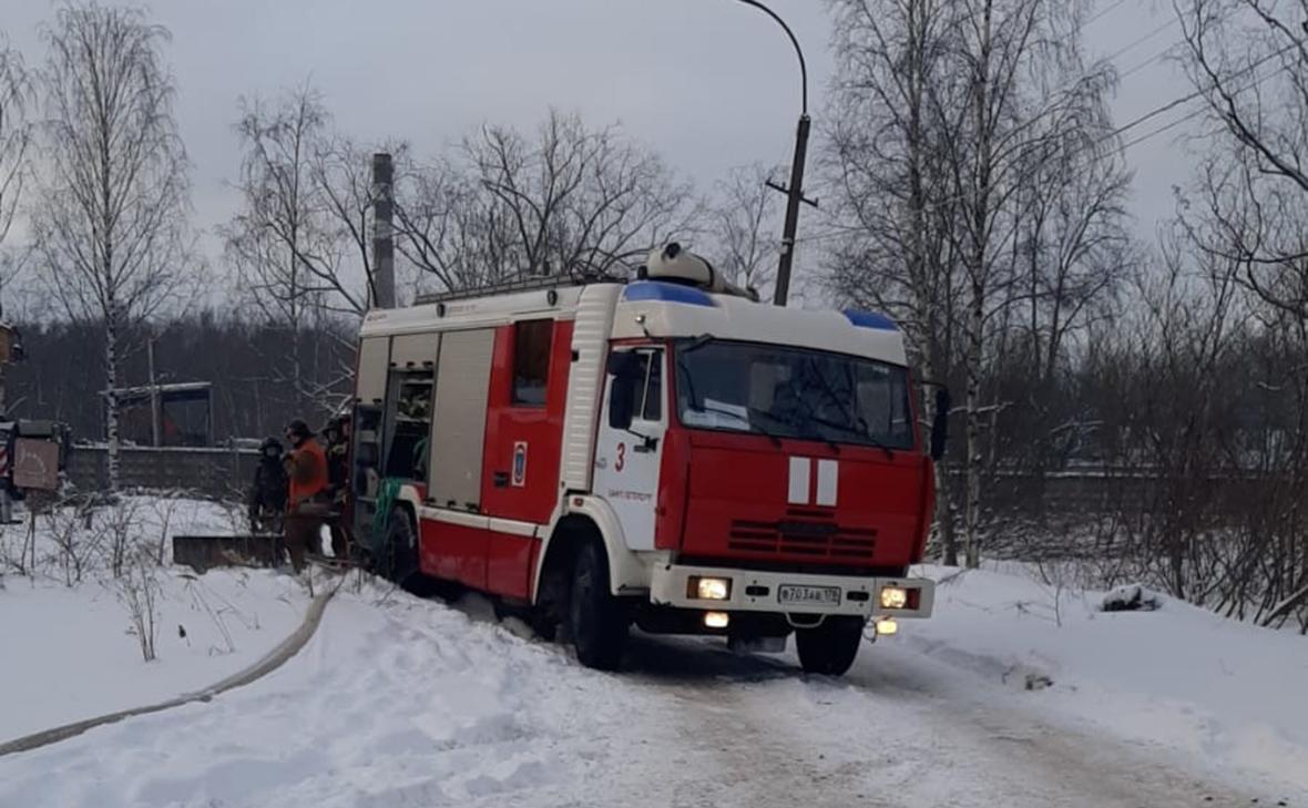 МЧС заявило об угрозе взрыва из-за пожара в здании склада в Петербурге — РБК