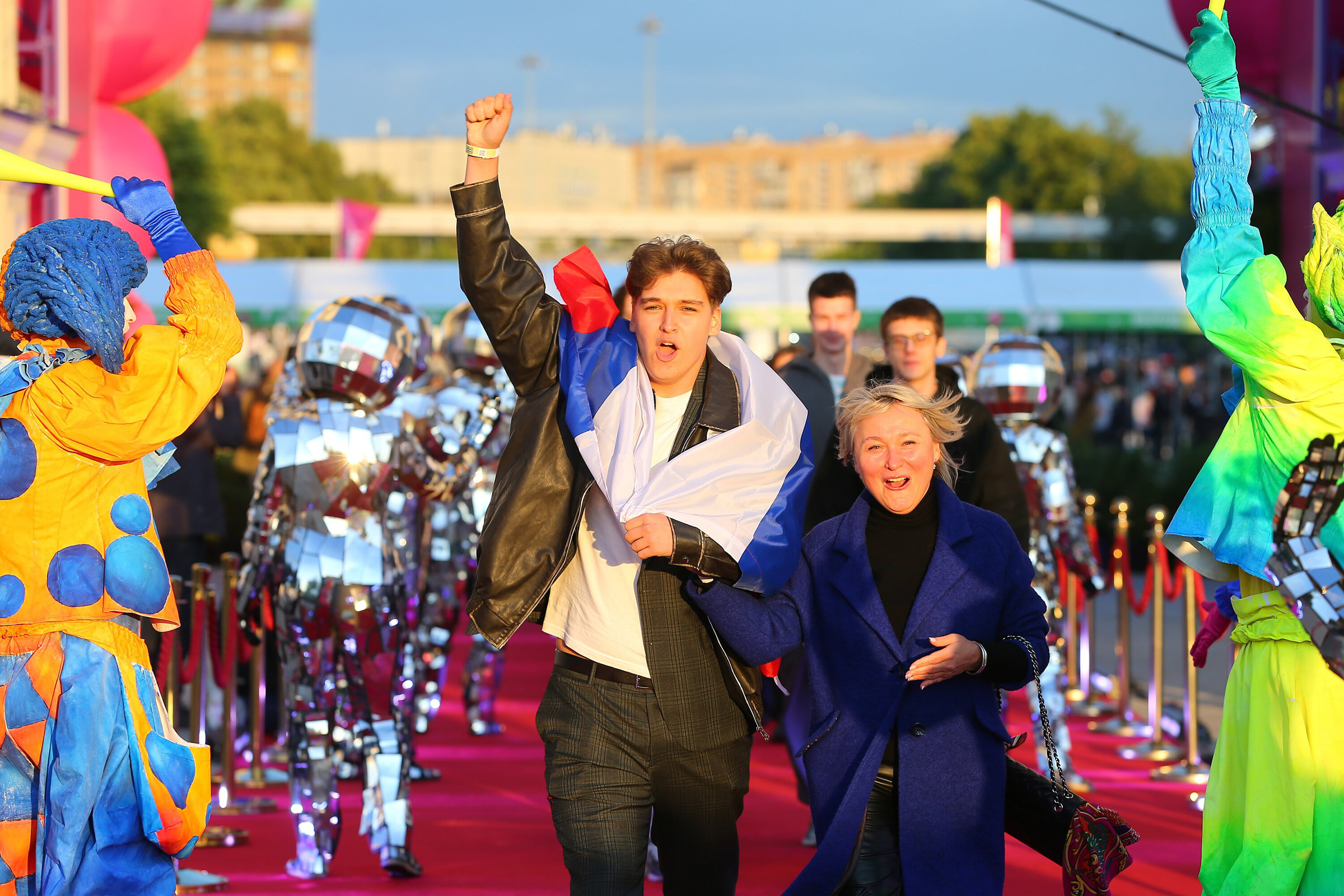 Выпускников традиционно встречали на красной ковровой дорожке.