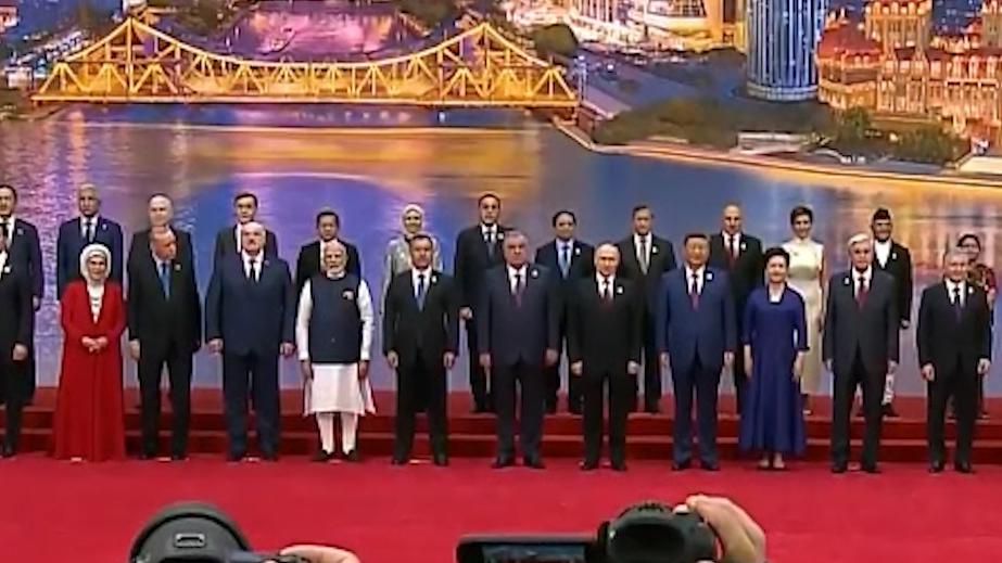 Лидеры стран ШОС сделали общее фото на полях саммита в Китае. Видео