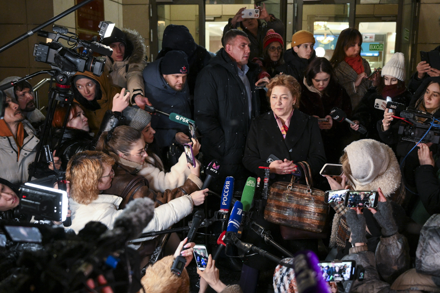 В декабре была поставлена точка в деле Ларисы Долиной. Тяжба длилась больше года. В 2024 году Долина заявила, что продавала пятикомнатную квартиру в Хамовниках под влиянием мошенников (их задержали, уголовное дело в их отношении рассматривалось параллельно). В 2025-м Хамовнический районный суд признал сделку недействительной и постановил вернуть квартиру певице, а покупательнице квартиры Полине Лурье в возврате средств было отказано. 16 декабря Верховный суд отменил решения нижестоящих инстанций по поводу продажи квартиры, а Мосгорсуд предписал певице выселиться и передать ключи Лурье.