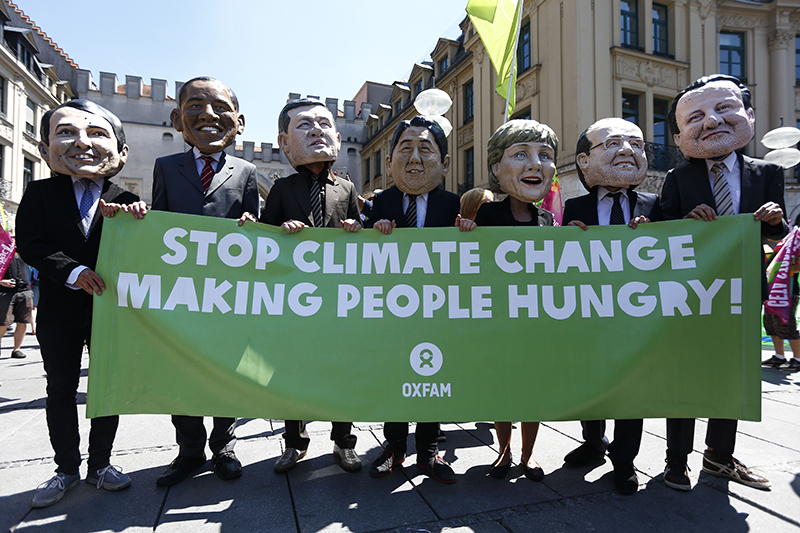 Экологическая тематика стала одной из&nbsp;основных в&nbsp;ходе протестных акций&nbsp;&mdash; на&nbsp;фото демонстранты несут плакат с&nbsp;надписью &laquo;Прекратите менять климат, делая людей голодными&raquo;.
