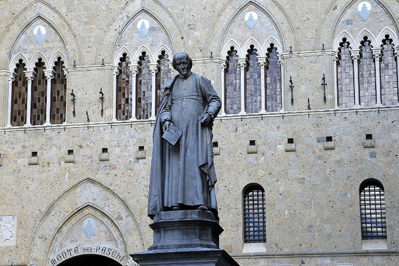 Banca Monte dei Paschi di SienaГде основан: Сиена, ИталияГод основания: 1472 Возраст: 542 годаДревнейший банк в мире и третий крупнейший финансовый институт в современной Италии был основан в конце XV века указом магистрата Республики Сиены, и с тех пор Banca Monte dei Paschi di Siena не прерывал своей работы. Бизнес банка развивался вместе с объединением связей Сиены с Тосканой и остальной Италией. В 1999 году Banca Monte dei Paschi di Siena провел успешный листинг на Итальянской фондовой бирже в Милане. Штаб-квартира банка располагается в сиенском Палаццо Салимбени  — историческом здании XIV века, в котором расположена богатая коллекция шедевров живописи и исторических документов.##AFP