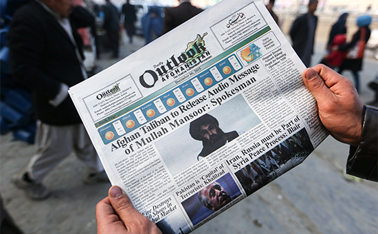 Газета с фотографией&nbsp;лидера афганского движения &laquo;Талибан&raquo; (запрещено в России) Ахтара Мансура


