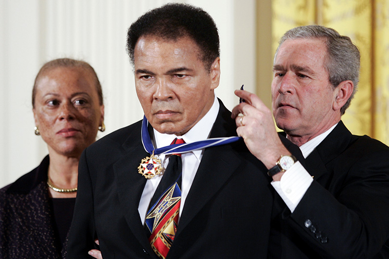 9 ноября 2005 года.&nbsp;Президент США Джордж Буш вручает Мохаммеду Али медаль Свободы




