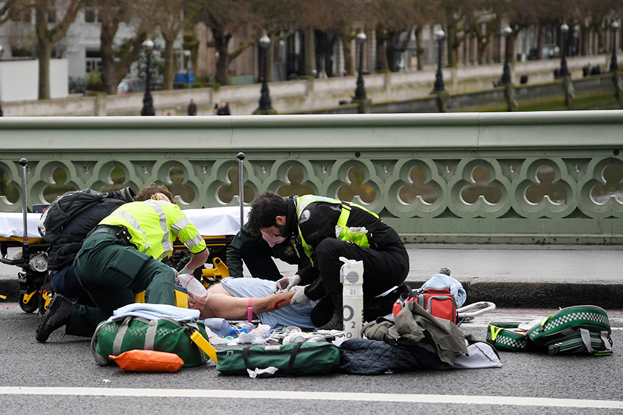 Спасатели оказывают помощь пострадавшему на&nbsp;Вестминстерском мосту недалеко&nbsp;от&nbsp;британского парламента