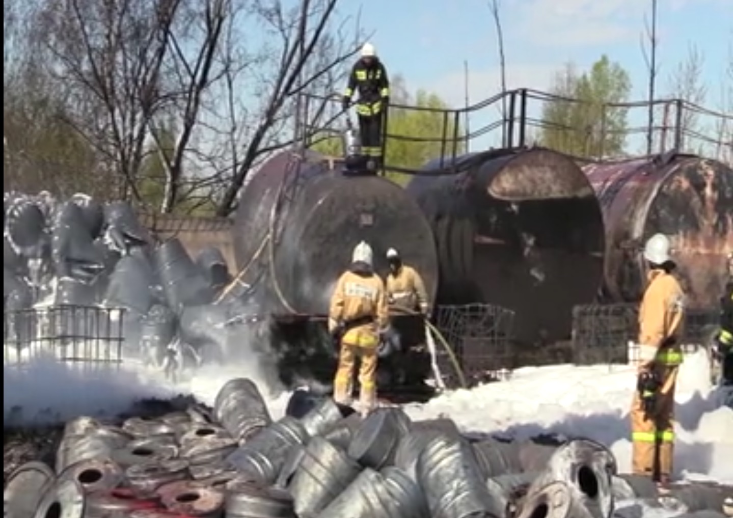 Дознаватели расследуют причины пожара на производстве красок в Казани