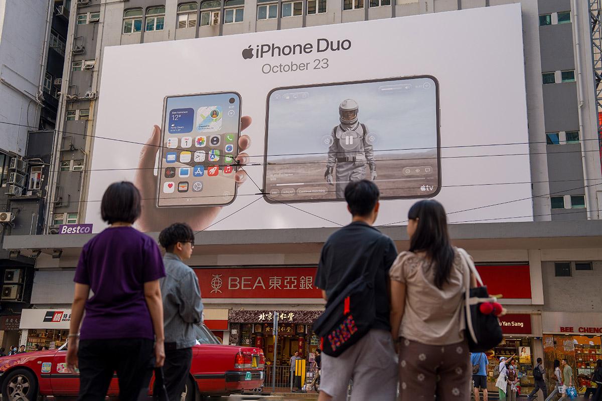 Рекламный плакат, посвященный запуску продажи смартфонов Apple iPhone, в Гонконге, 6 октября 2026 года