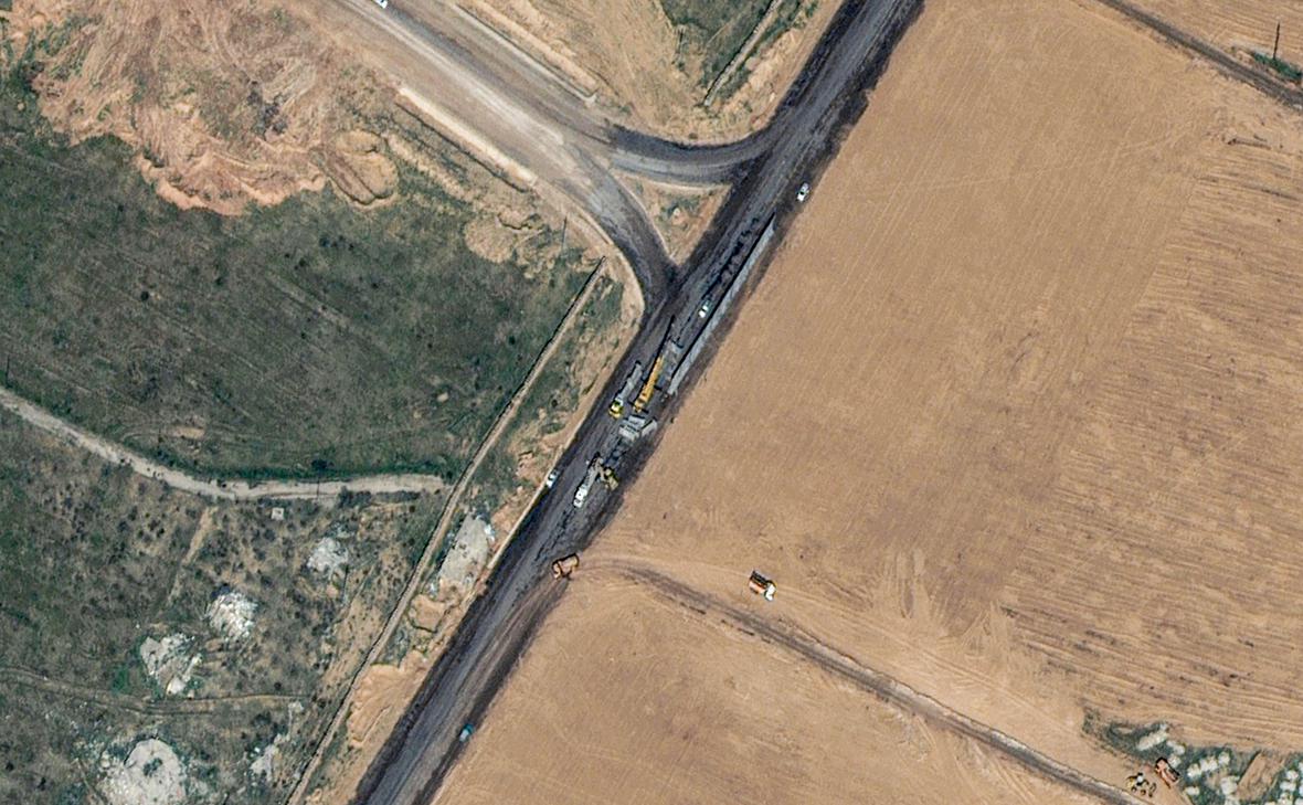 Спутниковый снимок строительства стены вдоль границы Египта и сектора Газа