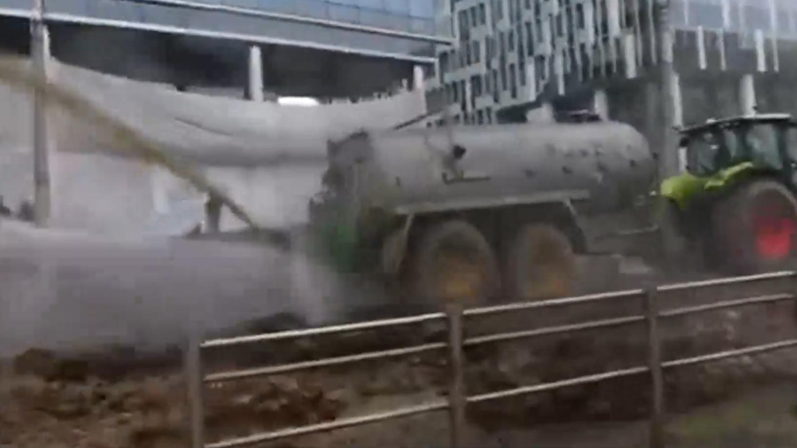 Фермеры в Брюсселе выставили навозомет против водомета полиции. Видео
