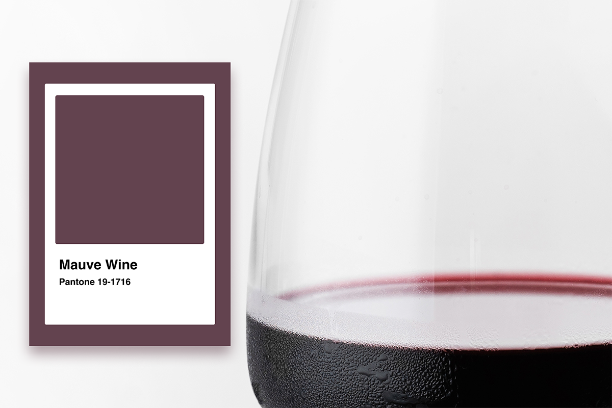 Это «саперави» из страны своего происхождения, например Kindzmarauli Marani Khashmi Saperavi. В аромате вина яркие вкрапления копченостей, тона зеленой сливы, терна, легкий перечный тон. Вкус повторяет аромат, добавляя легкие танины