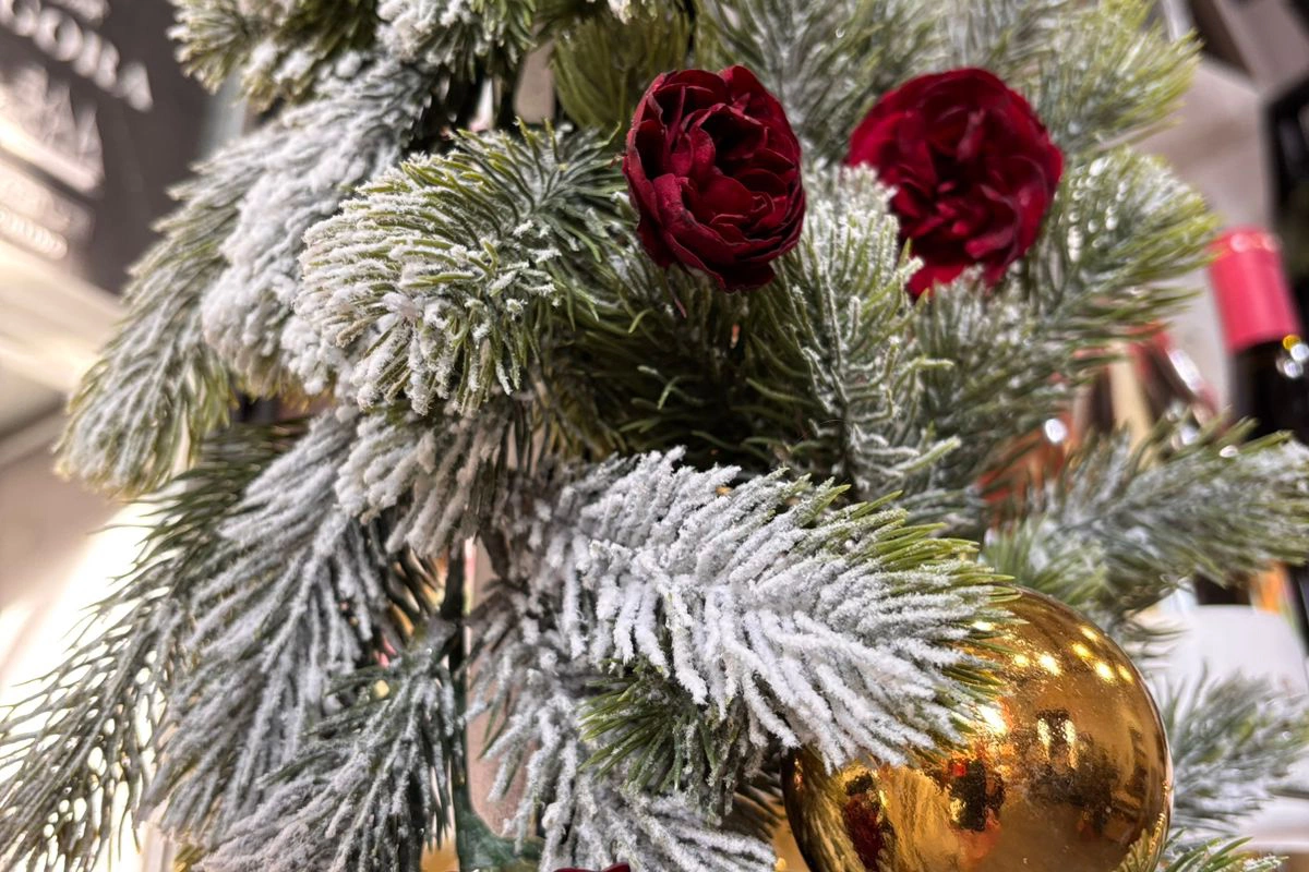 Как российские виноделы украсили свои елки