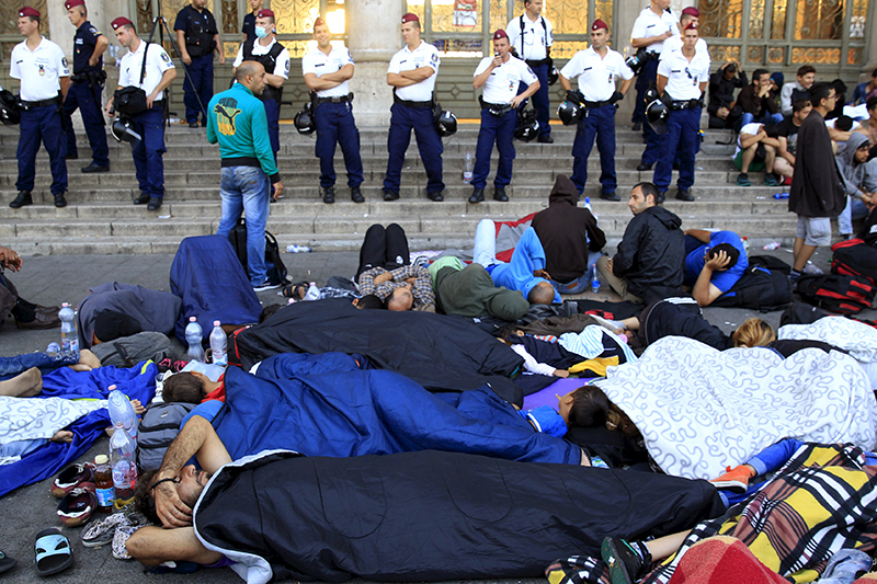 Мигранты у здания Восточного вокзала в Будапеште