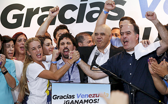 Представители оппозиционной коалиции центристских партий &laquo;Блок демократического единства&raquo; (MUD) празднуют победу на&nbsp;парламентских выборах в&nbsp;Венесуэле