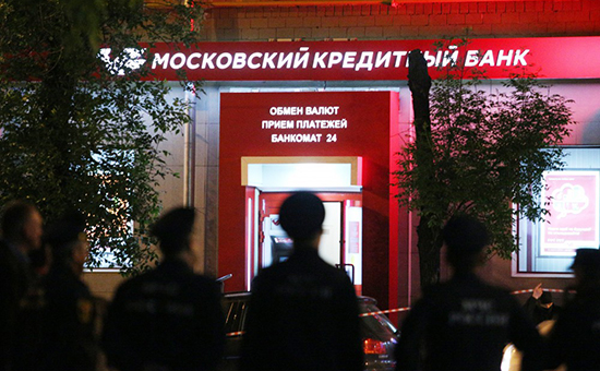 Оцепление около отделения Московского кредитного банка, где произошел захват заложников


