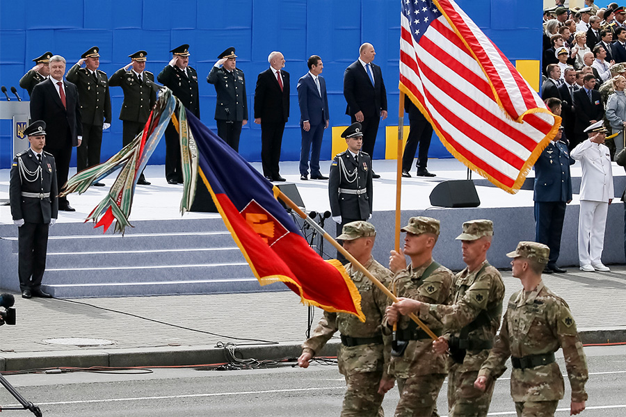 На военном параде присутствовали министры обороны 11 стран, в том числе Великобритании, Польши, Латвии, Черногории, Эстонии, Турции и Молдавии
