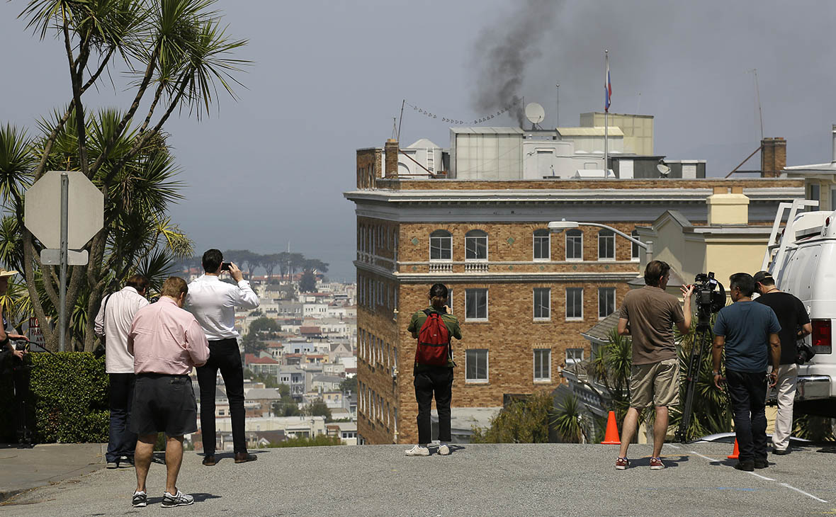 Дым над зданием&nbsp;генконсульства России в Сан-Франциско


