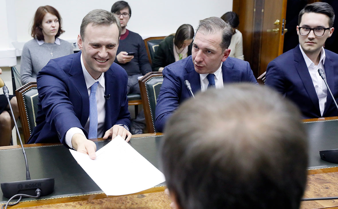 Алексей Навальный (слева)