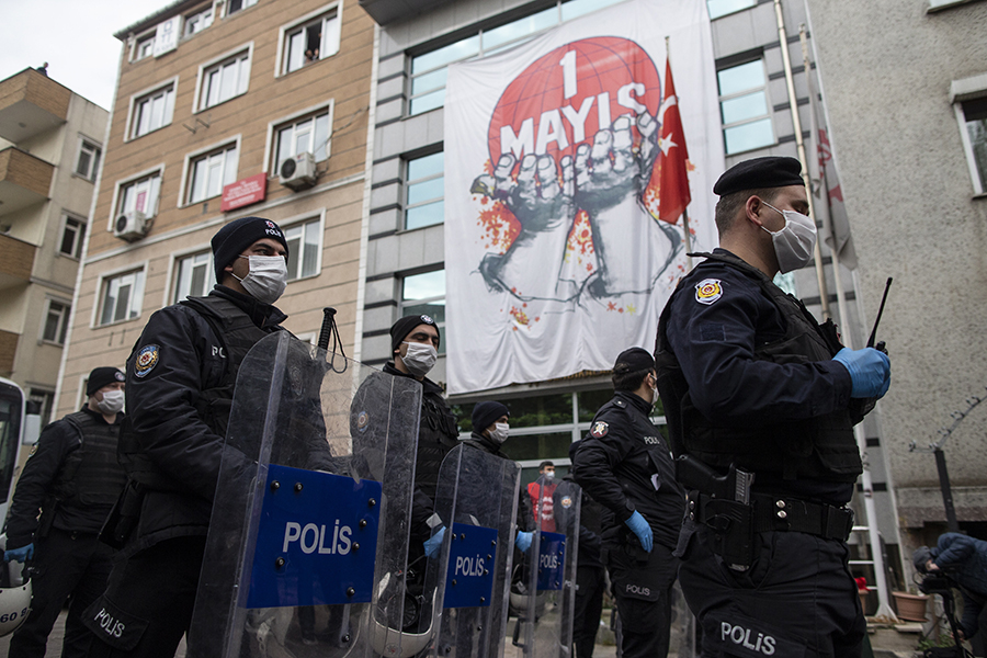 Силы правопорядка в Стамбуле готовятся к встрече демонстрантов, вышедших на улицы в День труда
