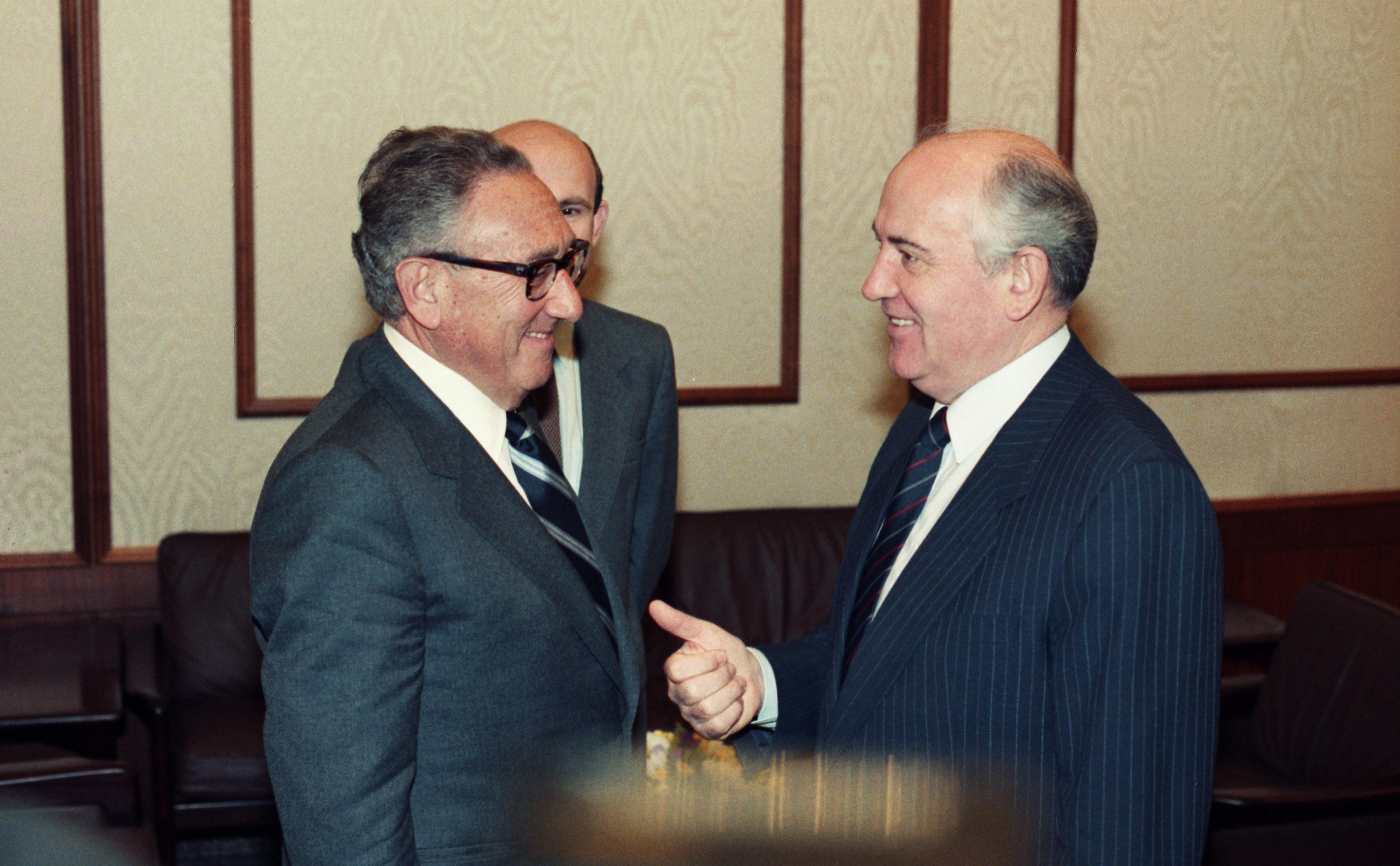 Михаил Горбачев и Генри Киссинджер во время визита последнего в СССР в 1989 году