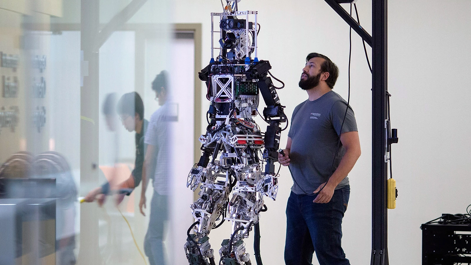 <p>В докладе Jobs of Tomorrow <a href="https://www3.weforum.org/docs/WEF_Jobs_of_Tomorrow_2020.pdf">говорится</a>, что более 75 млн человек по всему миру могут лишиться своих рабочих мест из-за роботизации и автоматизации</p>