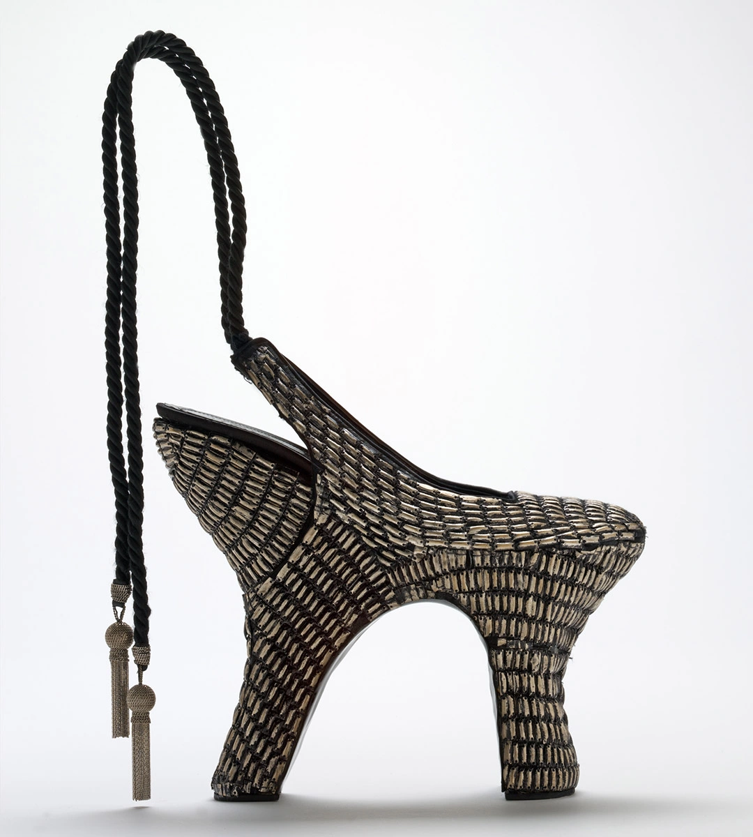 <p></p>

<p>Обувь из коллекции Александра Маккуина&nbsp;весна-лето 2008</p>