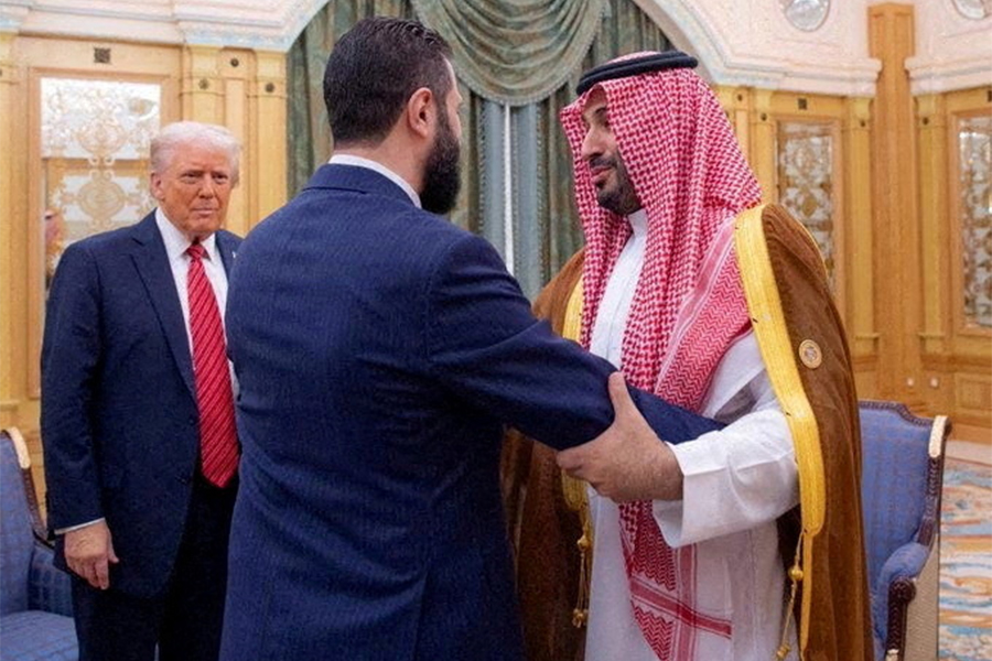 На следующий день Трамп встретился с временным президентом Сирии Ахмедом аш-Шараа. В пресс-службе американского лидера сообщили, что тот призвал сирийские власти нормализовать отношения с Израилем, а также не допустить возрождения террористической группировки «Исламское государство» (ИГ, запрещена в России). В ответ сирийский лидер выразил надежду, что республика станет важным звеном в торговле Востока и Запада, а также пригласил американские компании инвестировать в сирийские нефть и газ.