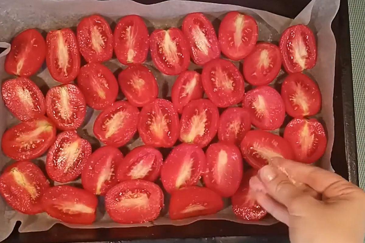 Посыпьте любыми специями на свой вкус: например, солью, молотым тимьяном или розмарином