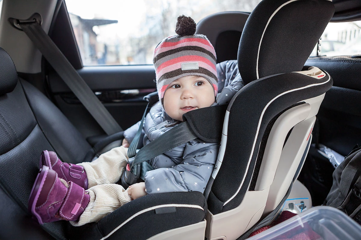 Запрещено перевозить детей без автокресел или бустеров, а также использовать бескаркасные кресла, лямки и адаптеры