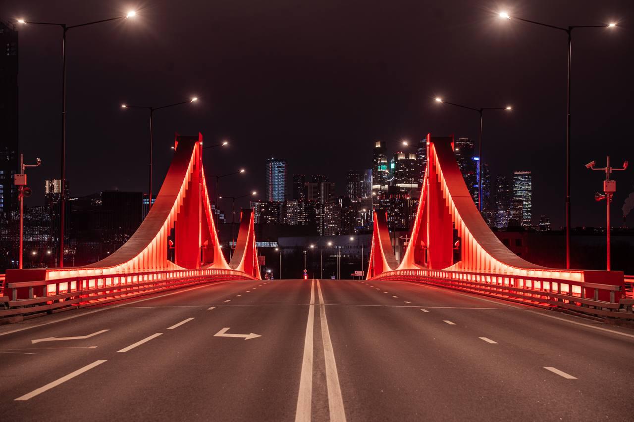 Гагаринский мост длиной 231 метр и шириной 34 метра. На мосту предусмотрено четыре полосы движения, а также пешеходные тротуары