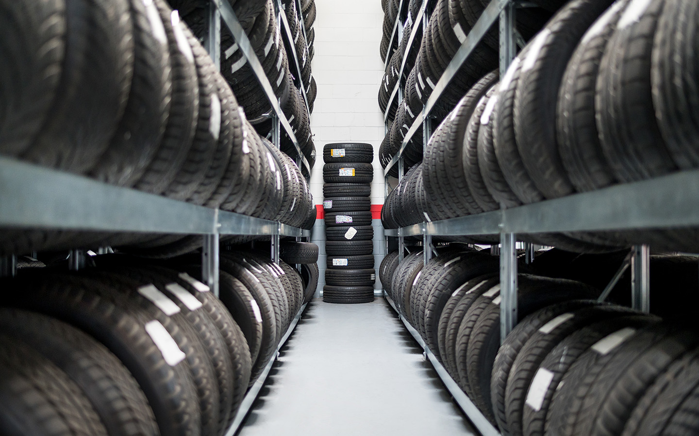 Если резина хранилась при правильных условиях (нет ультрафиолета, сухо, прохладно, без нагрузки), то покупка резины возрастом 5-7 лет абсолютно нормальна