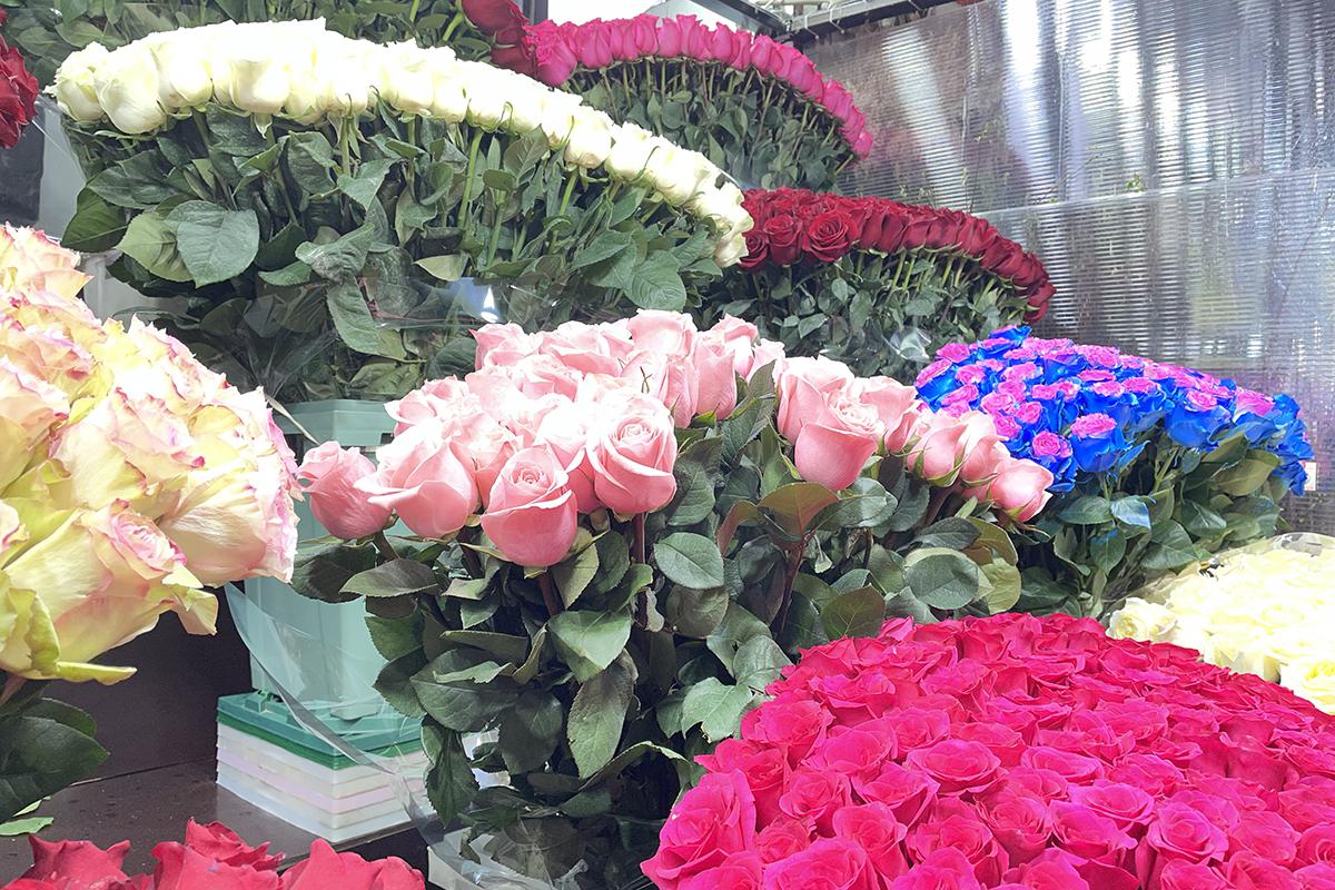 Продажа цветов на Рижском рынке в Москве в преддверии Международного женского дня, 06 марта