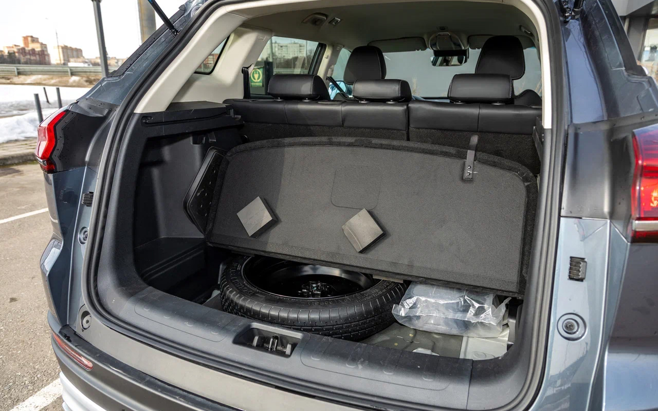 Под фальшполом багажника Belgee X70 прячется докатка. Органайзер не предусмотрен