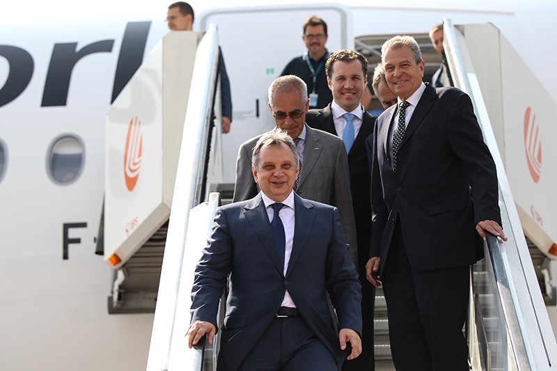 Первыми на борт Airbus A350 поднялись вице-президент Airbus по Восточной Европе и Центральной Азии Андреас Крамер, генеральный директор аэропорта Шереметьево Михаил Василенко, заместитель генерального директора по стратегии и альянсам ОАО «Аэрофлот» Джорджио Каллегари.