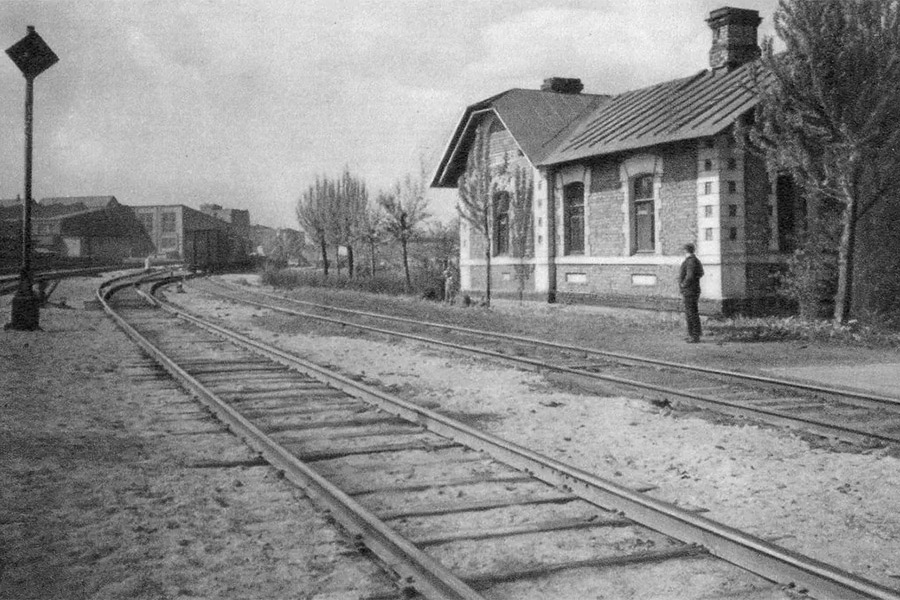 Станция Цветочная Николаевской (Октябрьской) железной дороги.
Отсюда вечером 10 марта 1918 года В.И.Ленин с членами Советского правительства и родными отбыл специальным поездом в Москву.