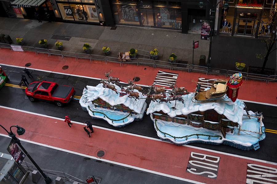 Вид на экипаж Санта Клауса с Эмпайр Стейт Билдинг в Нью-Йорке, США. Из-за пандемии посещение парада зрителями запретили