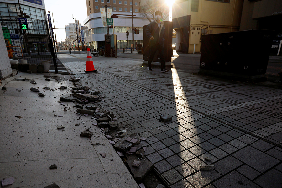 Обрушившаяся наружная стена здания, вызванная сильным землетрясением,на улице Иваки, префектура Фукусима.&nbsp;















