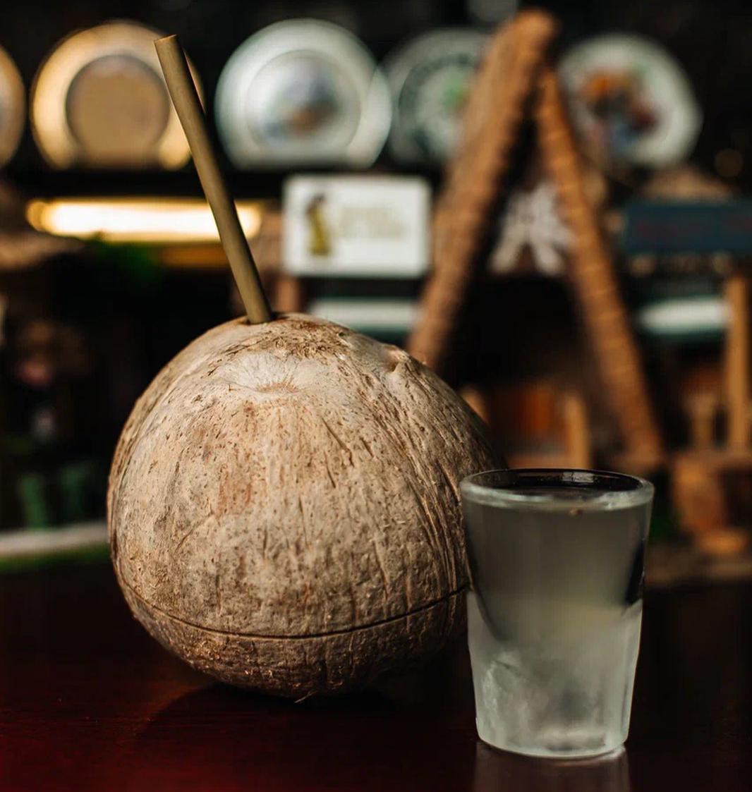 Фирменный коктейль &laquo;Дайкири&raquo; в кокосе