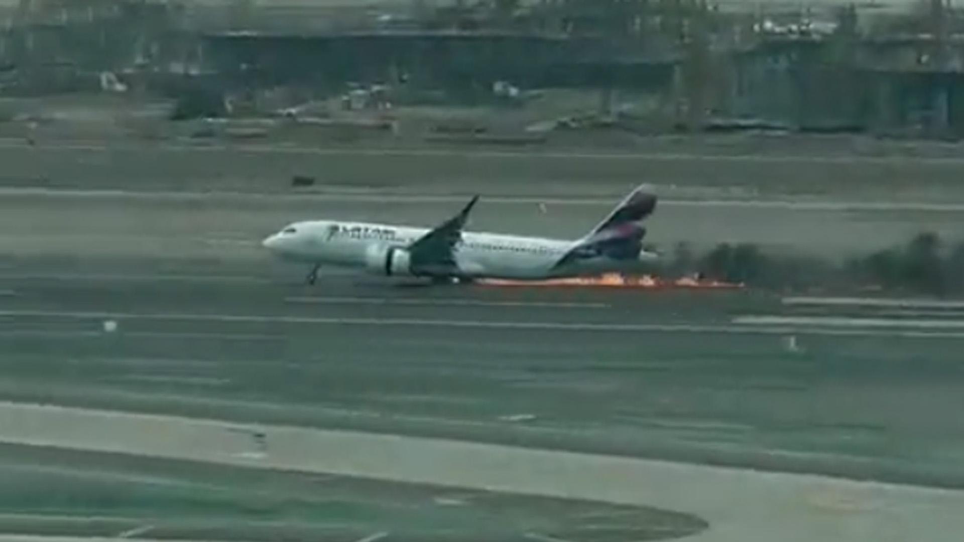 В Перу пассажирский самолет врезался в машину и загорелся