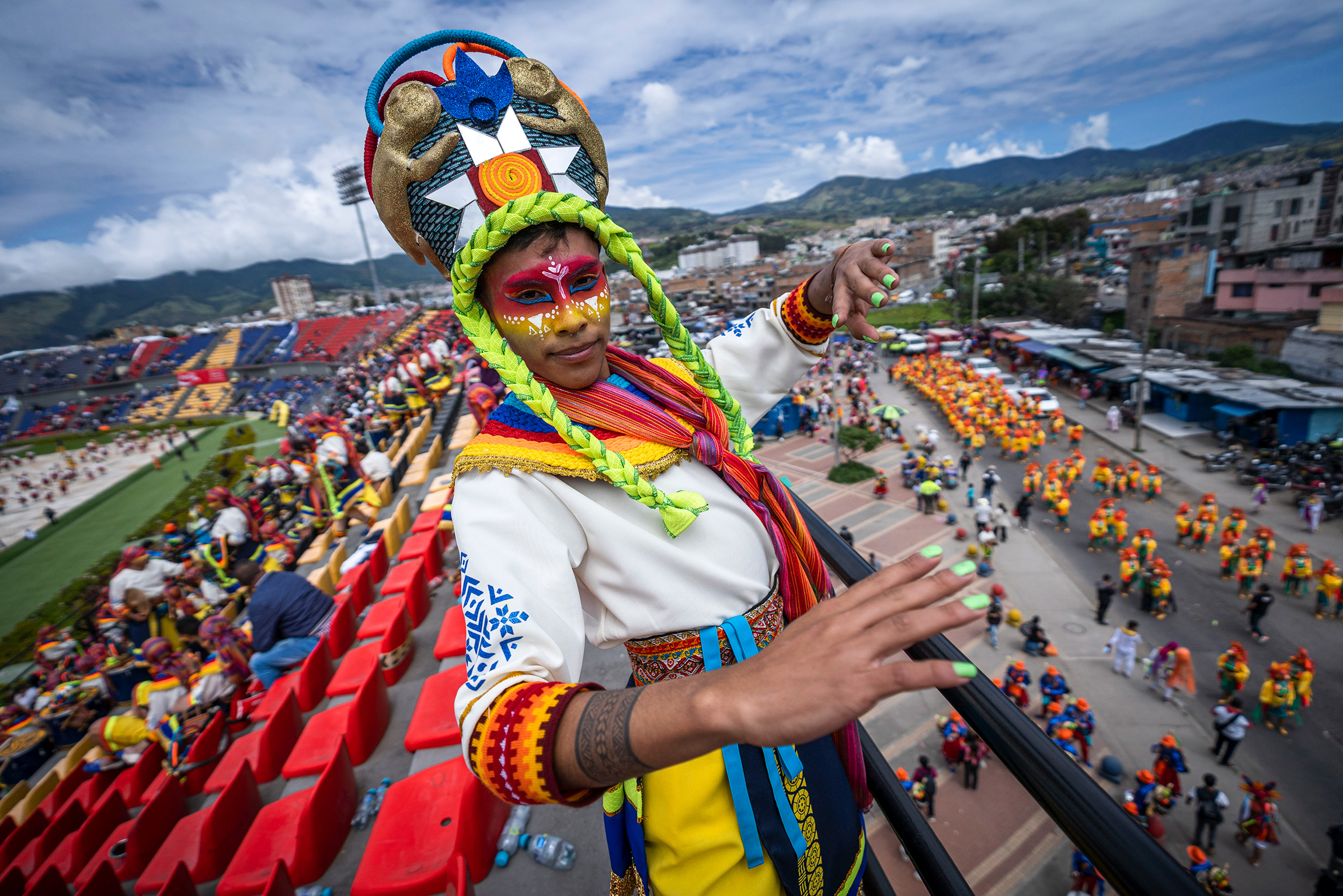 На фото: Carnaval de negros y blancos (Черно-белый карнавал), Сан-Хуан-де-Пасто, Колумбия, 3 января.
Черно-белый карнавал проводится ежегодно с 28 декабря по 6 января. Он основан на индейских и латиноамериканских традициях. Два последних дня считаются основными: в первый из них люди всех национальностей наносят черный грим, а во второй&nbsp;&mdash; белый тальк, что символизирует равенство. В 2009 году ЮНЕСКО внесла Черно-белый карнавал в список нематериального культурного наследия человечества