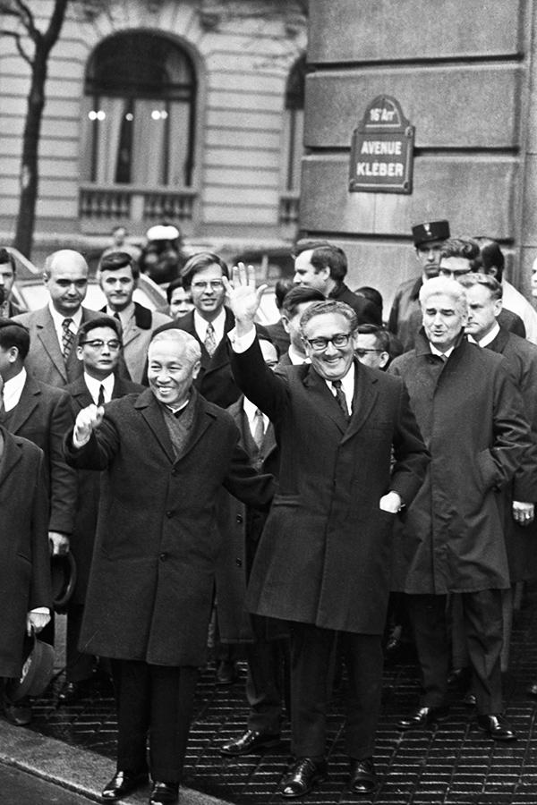 Ле Дык Тхо (возглавлял северовьетнамскую делегацию на мирных переговорах) и Генри Киссинджер у Международного конференц-центра в Париже после подписания мирного соглашения 23 января 1973 года