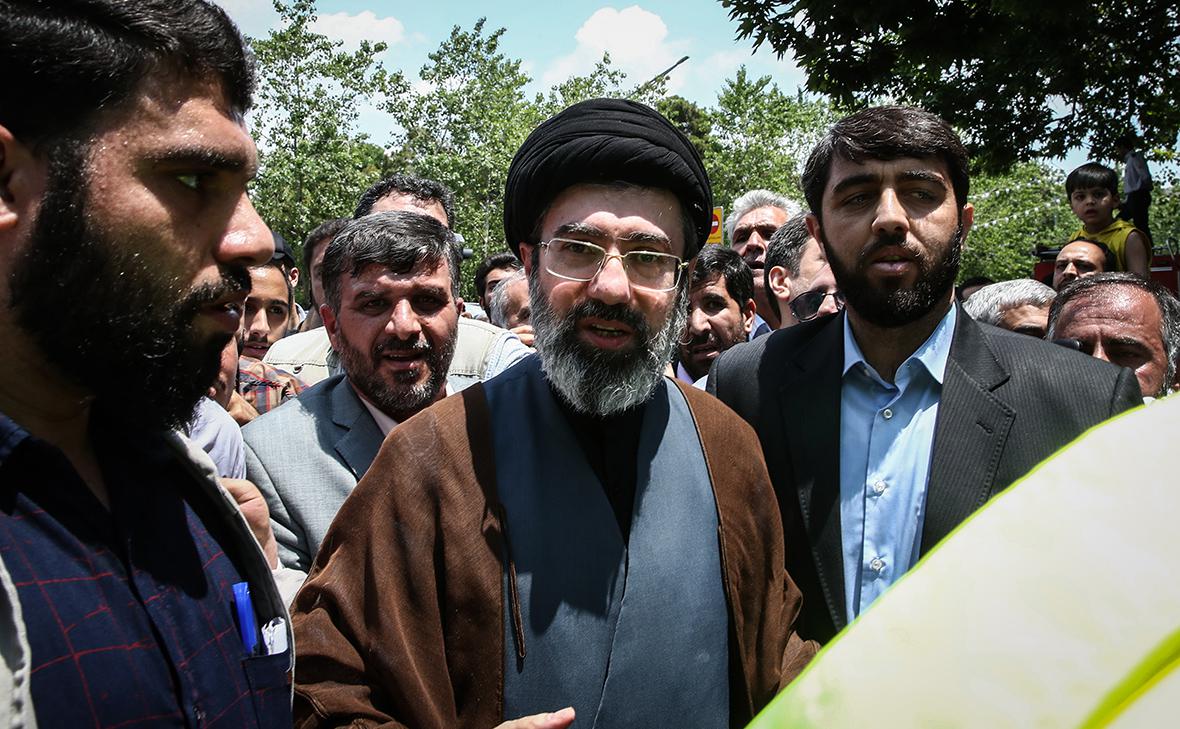 Моджтаба&nbsp;Хаменеи (в центре)