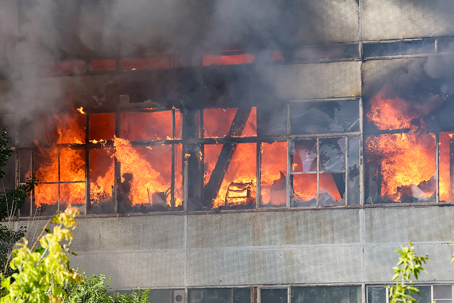 Во время пожара в здании произошел взрыв, сообщает ТАСС. По его данным, причиной стал газовый&nbsp;баллон.&nbsp;