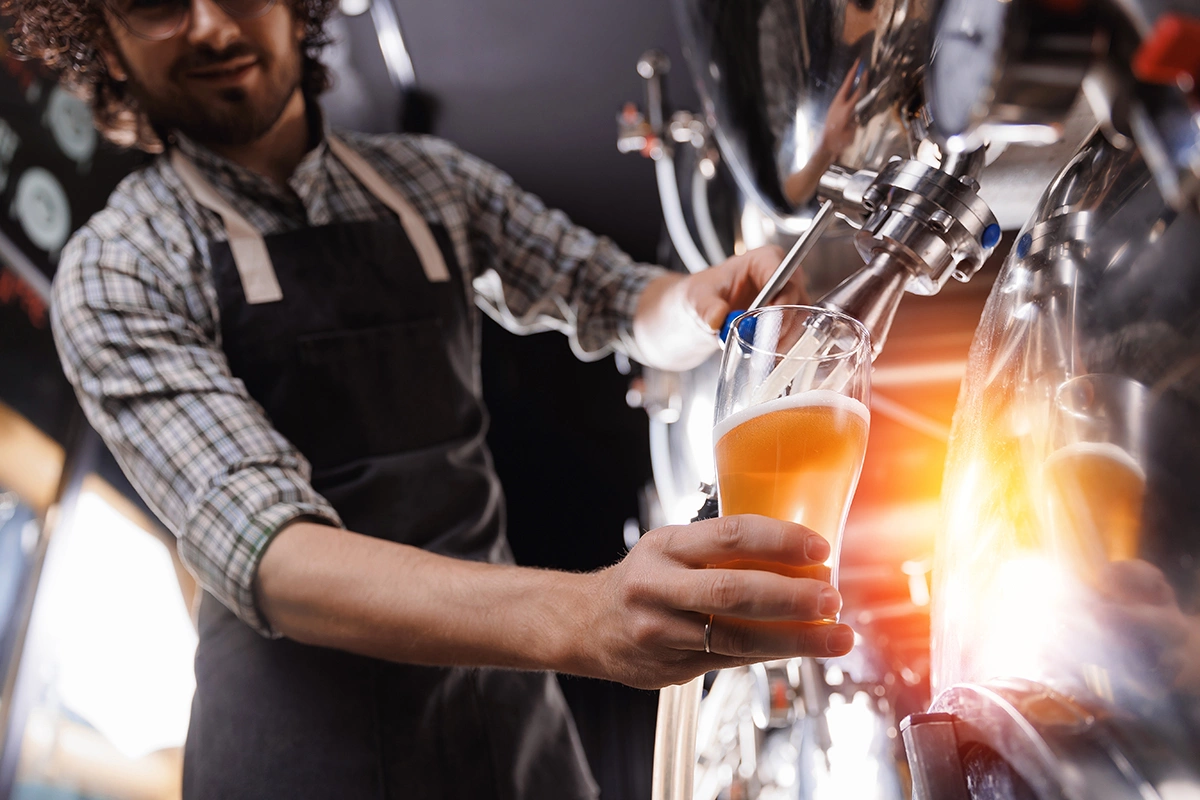 В 2023 году вклад пивного сектора в мировой ВВП составил $878 млрд, и $499 млрд из них пришлись на сектор добавленной стоимости — дистрибуцию, розницу и сопутствующие сферы